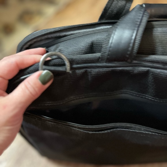 Kenneth Cole Reaction Laptop Case for up to 17" computers - Picture 13 of 15